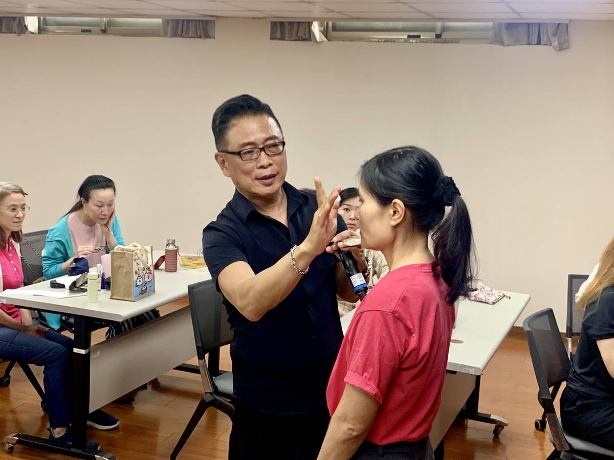 國際彩妝大師朱正生說明化妝技巧 (記者攝)