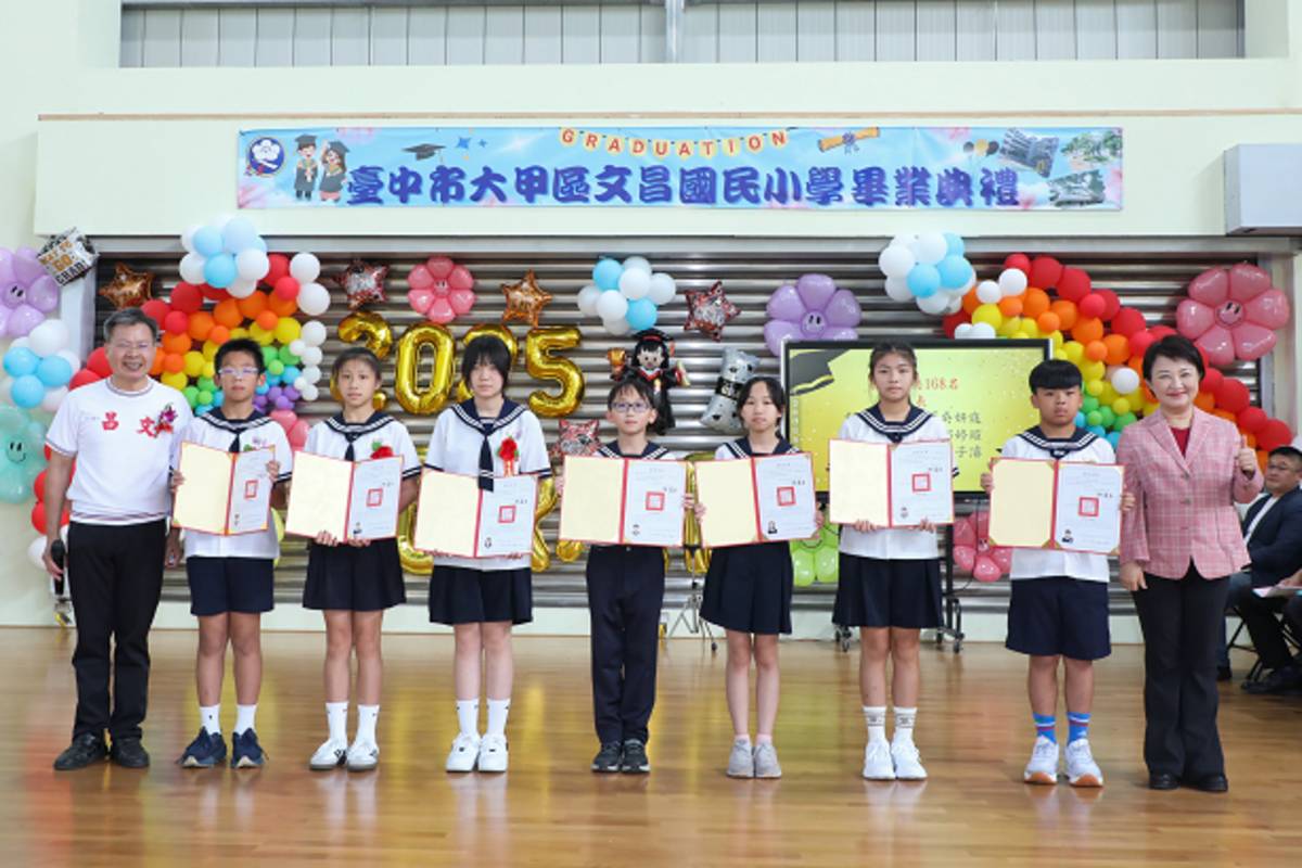 盧市長與畢業生合影