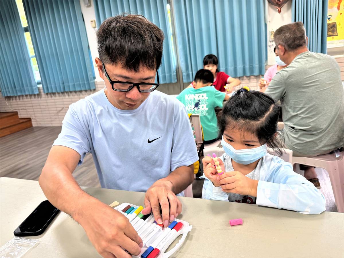 親子一起共做〔黑蜂之珠造型筆〕手作