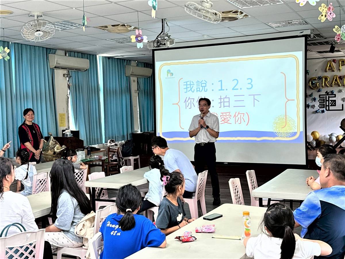 龜山國小校長陳紹賓出席活動，與現場家長傳達活動目的與重要性