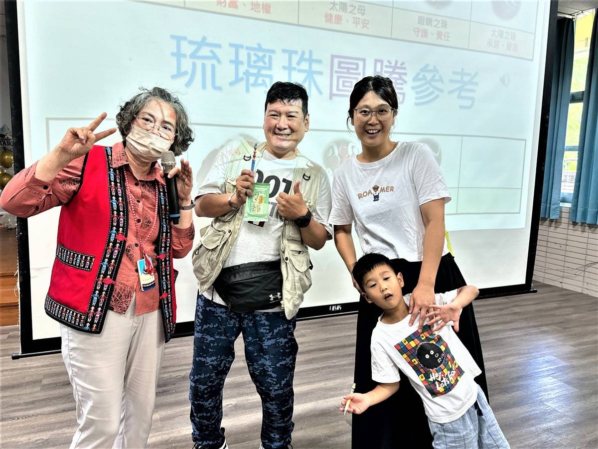 參與親子上台分享協力分工完成作品