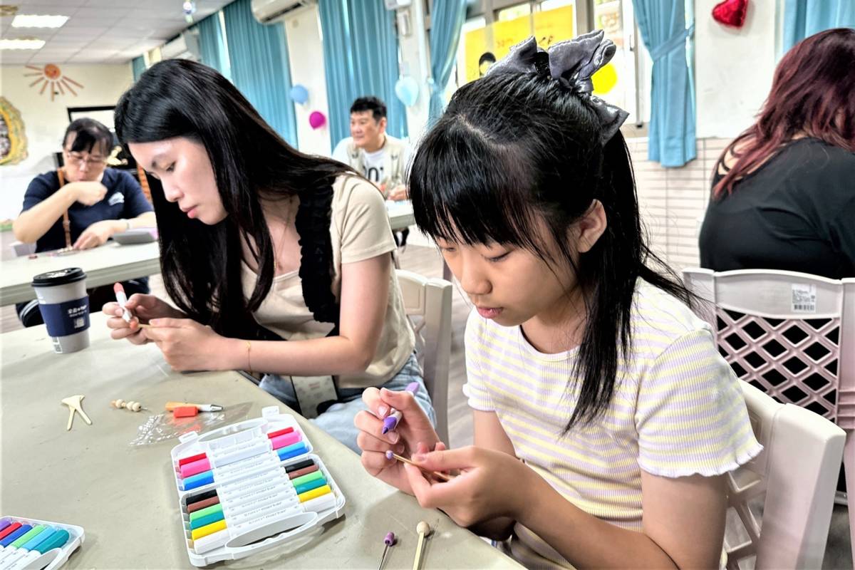 親子一起共做〔黑蜂之珠造型筆〕手作