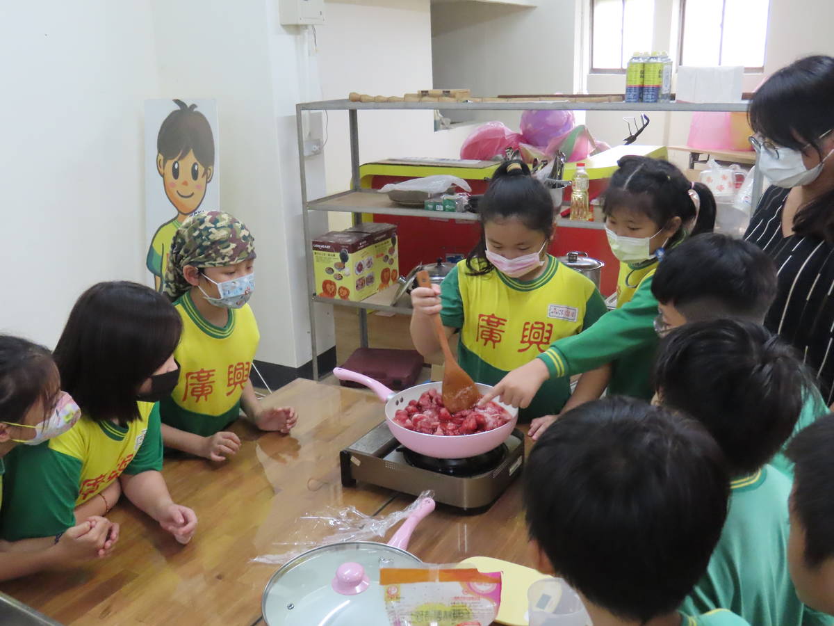 廣興國小學生用冷凍草莓製作草莓果醬
