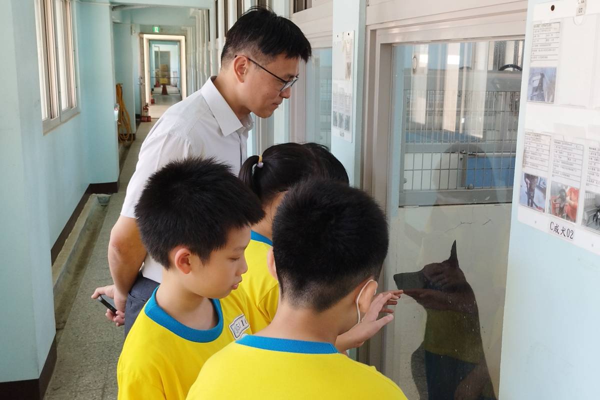 桃園市龍岡國小參訪桃園市動物保護教育園區，與收容動物互動