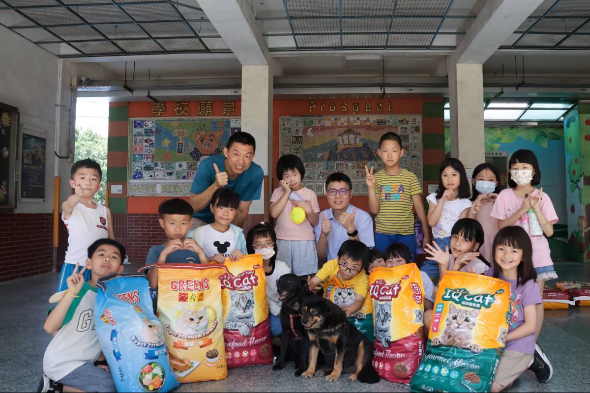 桃園市龍岡國小師生將義賣所得購買飼料，捐贈給桃園市動物保護教育園區
