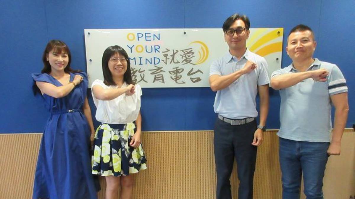 左起：節目主持人（臺中市立光正國民中學林筱玲校長、臺中市大里區草湖國民小學蔡雅婷老師）來賓（臺中市立善水國民中小學代理校長黃士銓）教育電台常罡。