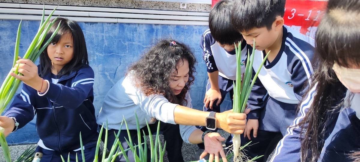 林執行長帶領學生建構獨角仙步道