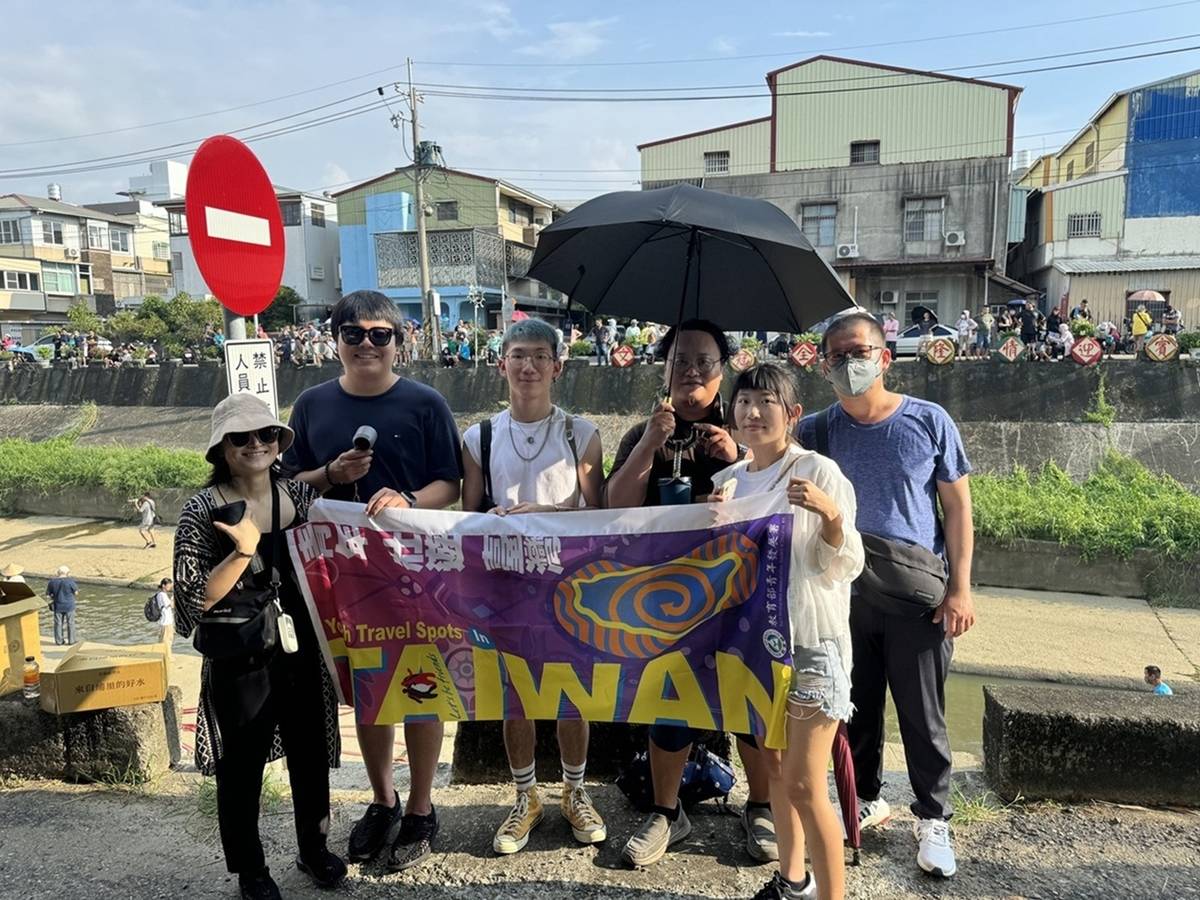 謝宜達同學(左3)參與「回FUN大士爺」水燈祭儀遊街遶境並帶領民雄在地文化導覽 (教育部提供)