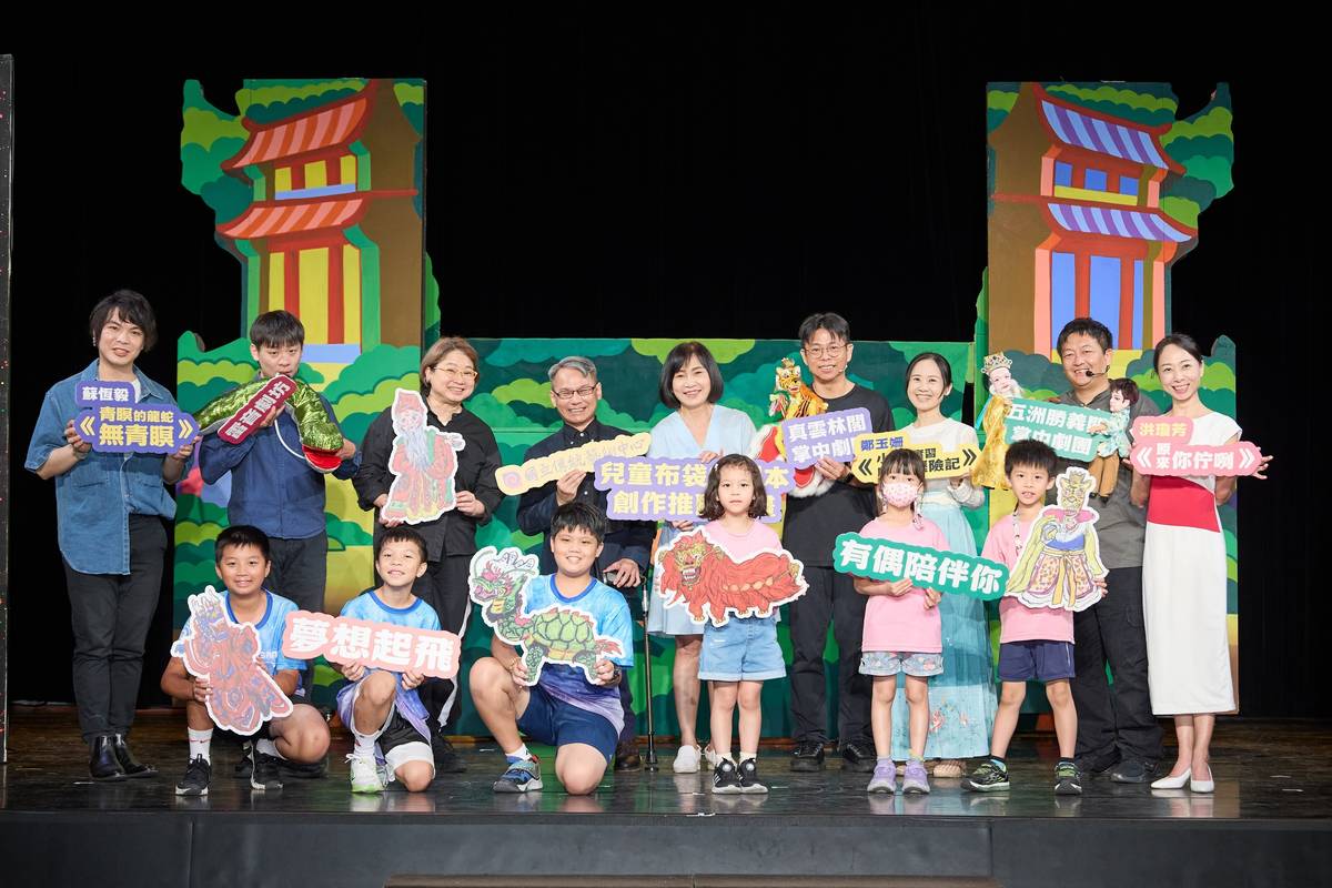 首屆「兒童布袋戲劇本創作推廣計畫」入選作品試演發表記者會合照，第一排左起為三玉國小~真雲林閣掌中劇團團長李京曄、編劇鄭玉姍、五洲勝義閣掌中劇團團長曾嘉民、編劇洪瓊芳。(傳藝中心提供)