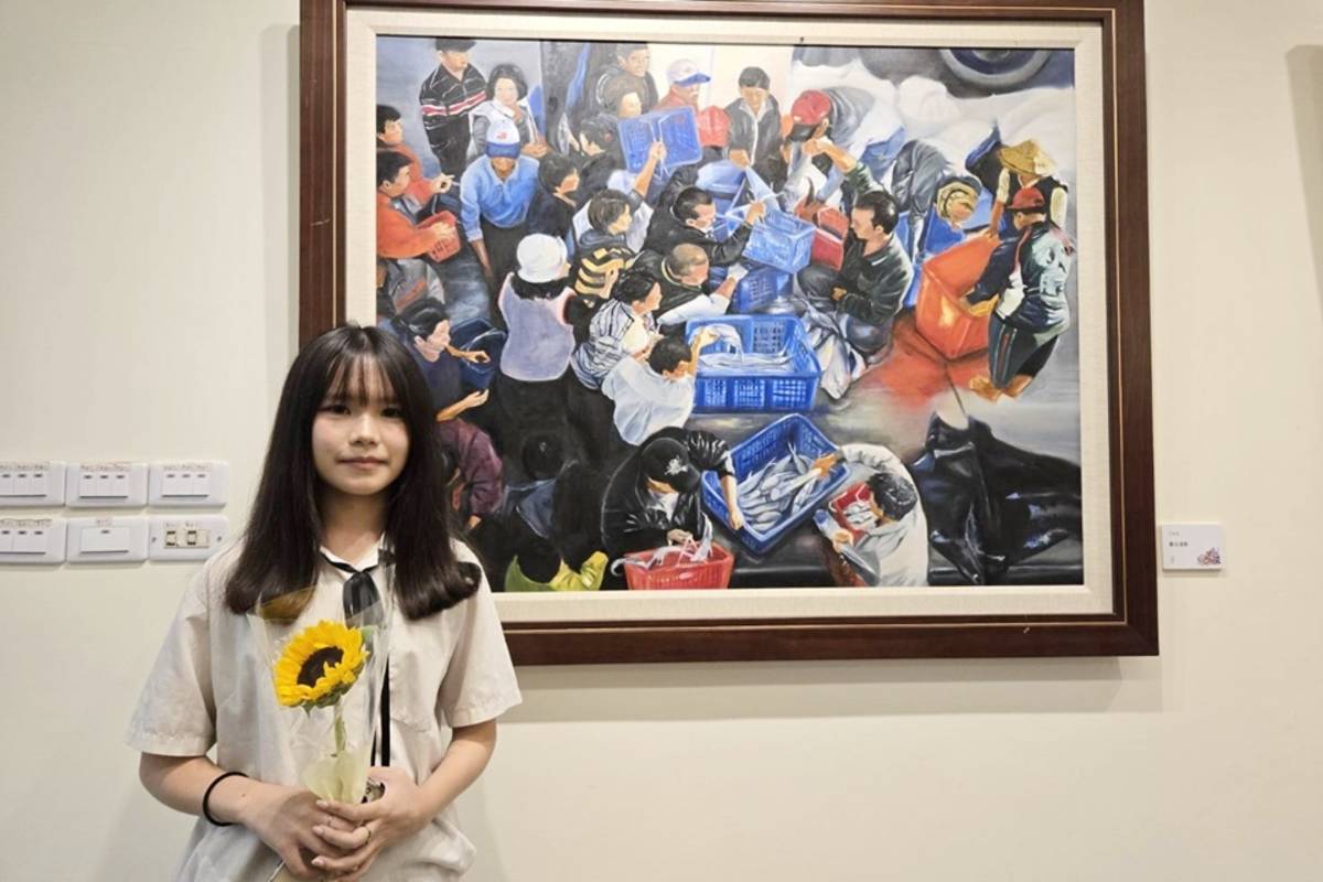 國立臺東女中學生王家渝作品《晨光漁影》描繪家鄉搶魚文化，也刻畫兒時與父母的甜蜜回憶。