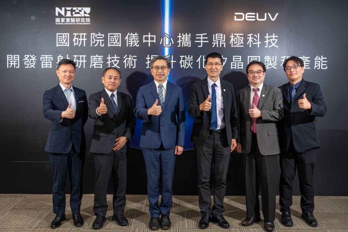 大合照，左起鼎極科技營運長錢俊逸，董事長坂西昇一，國研院院長蔡宏營，國研院國儀中心主任潘正堂，副主任林郁洧，研究員林宇軒。