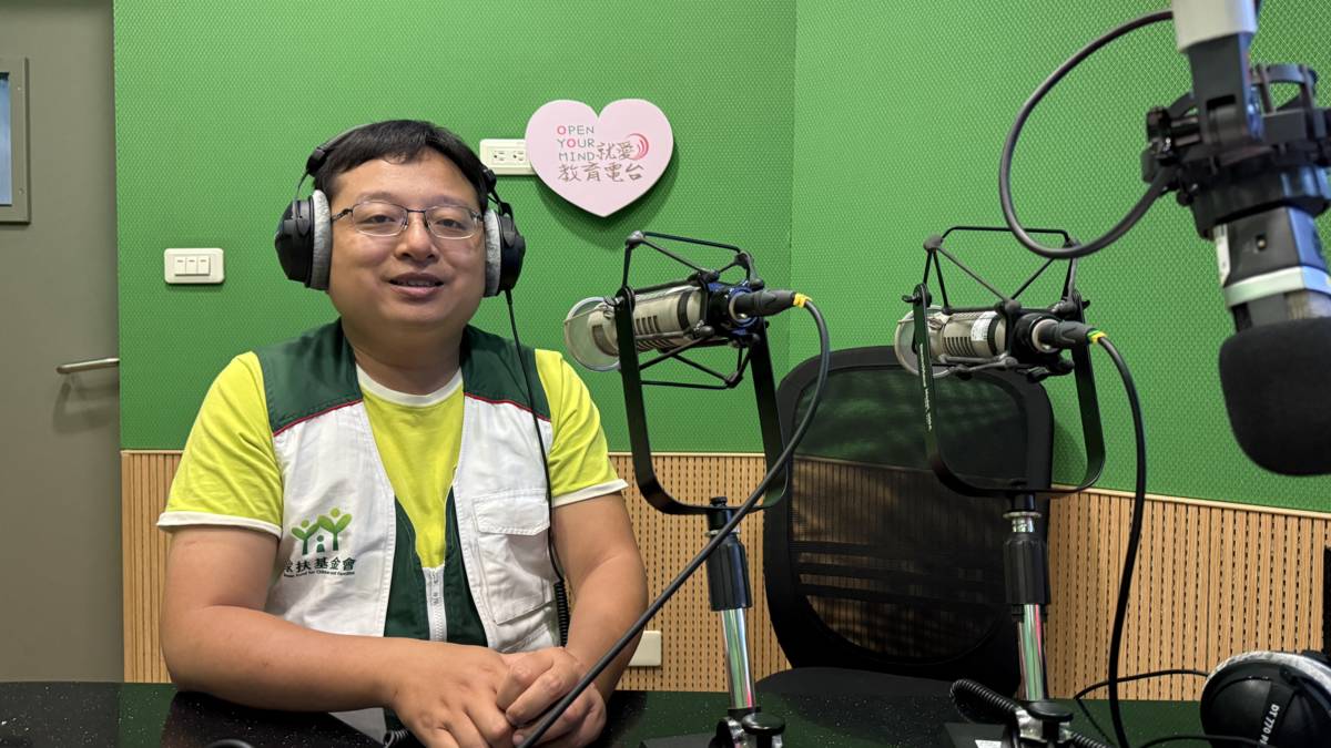 南台中家扶中心社工督導洪昇暉，說明助學工程計畫。