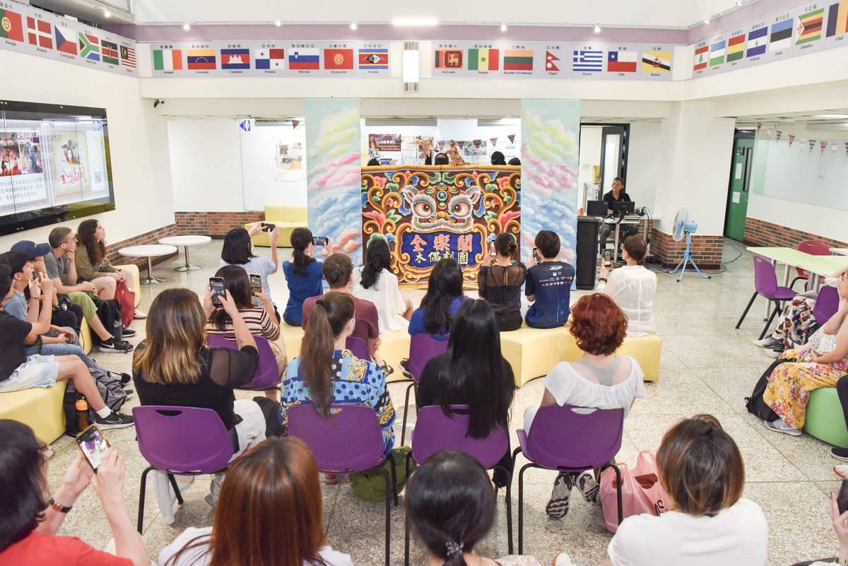 國立臺灣師範大學國語教學中心邀請全樂閣木偶劇團，未來自不同國家的學員前，演出臺灣傳統技藝布袋戲。(臺師大提供)