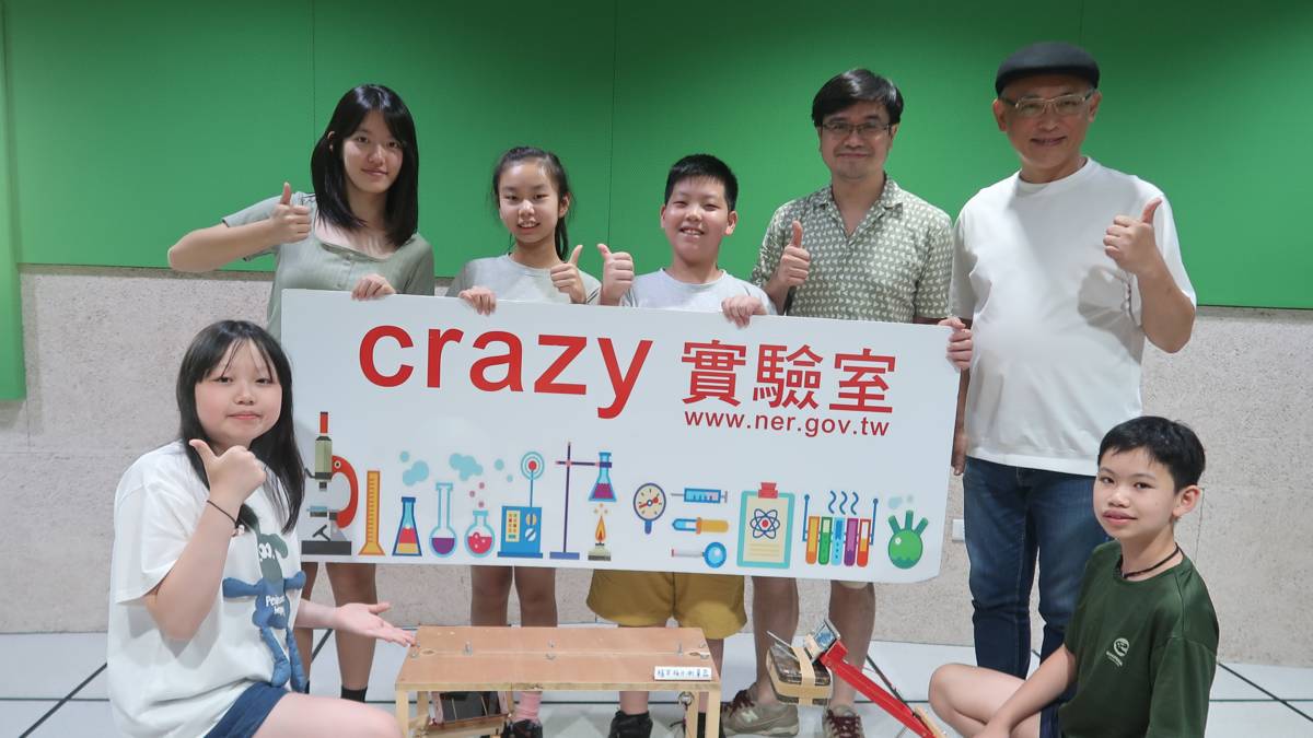節目主持人(後排左一亮亮、右一K博士)和團隊師生及縮小版的手推車合影。