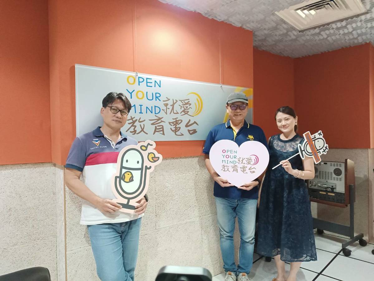 鐘團長與廖執行長於錄音室留影