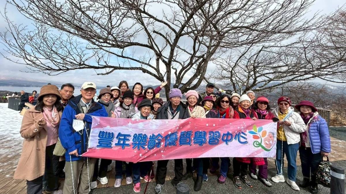 在樂齡中心，學習不只是坐在課堂，更是關於生命、健康、飲食的經驗分享。學生們說：「老師教我們的，不只是語言，還有怎麼過日子。」這些養生之道、料理技巧、人生哲學，在長者心中深深烙印，成為晚年最有價值的養分。(黃鳳欽老師提供)