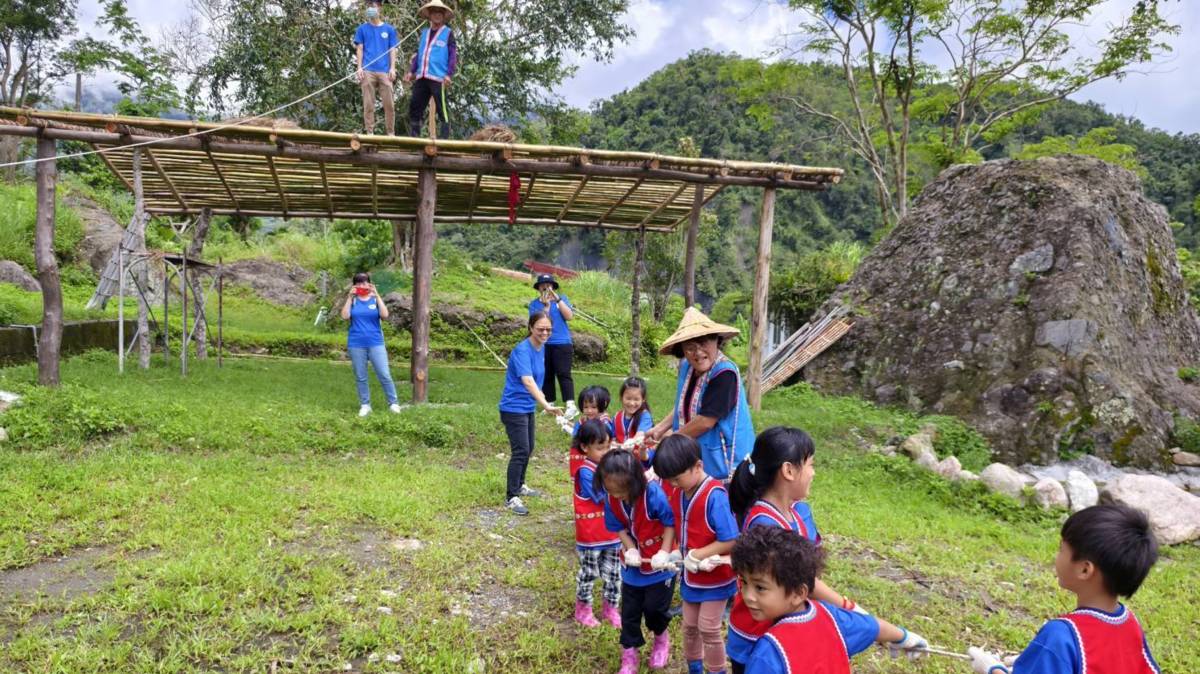 璋原國小與南溪文建站合力阿美族傳統家屋建造