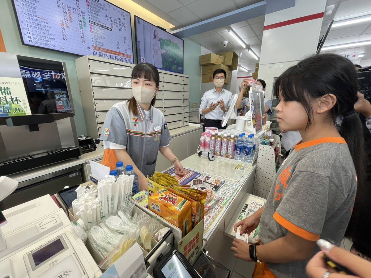 桃園市教育局為了讓清寒學生暑假期間不餓肚子，持續辦理愛心午餐，今年特別推動「寒暑假愛心午餐券數位化」計畫，將數位學生證與愛心午餐券結合，學生只要持學生證，就可在全國四大超商領取愛心午餐。(桃園市教育局提供)