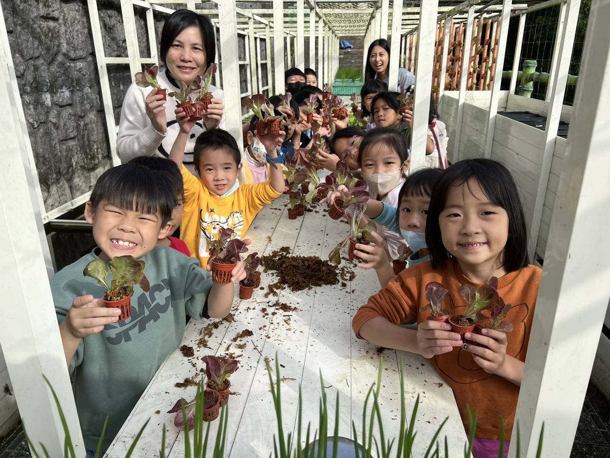 雙峰國小透過蚓菜生態永續理念讓學生吃得更健康。(雙峰國小提供)
