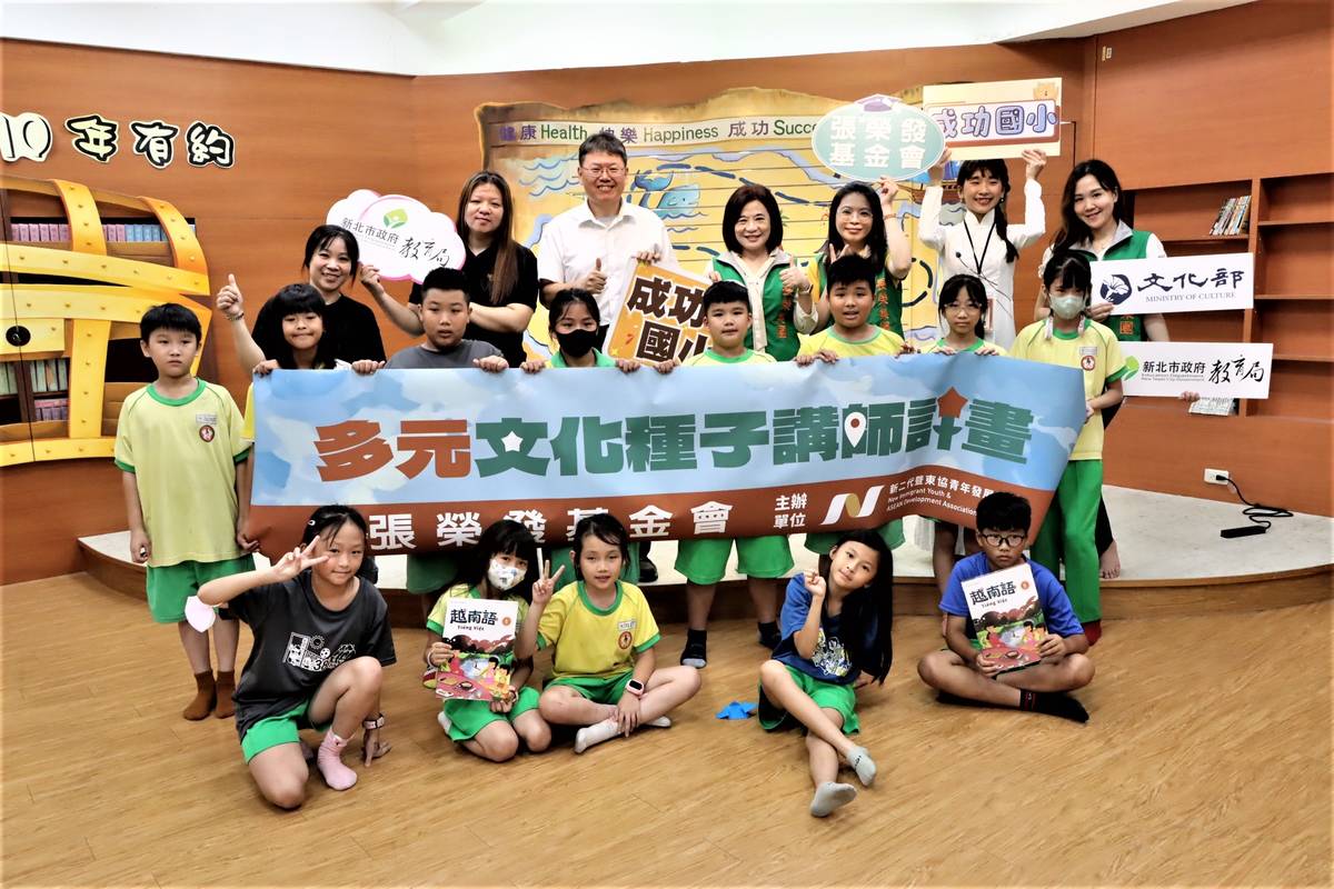 成功國小蔡建文校長(後排左2)與張榮發基金會鍾德美執行長(後排中)