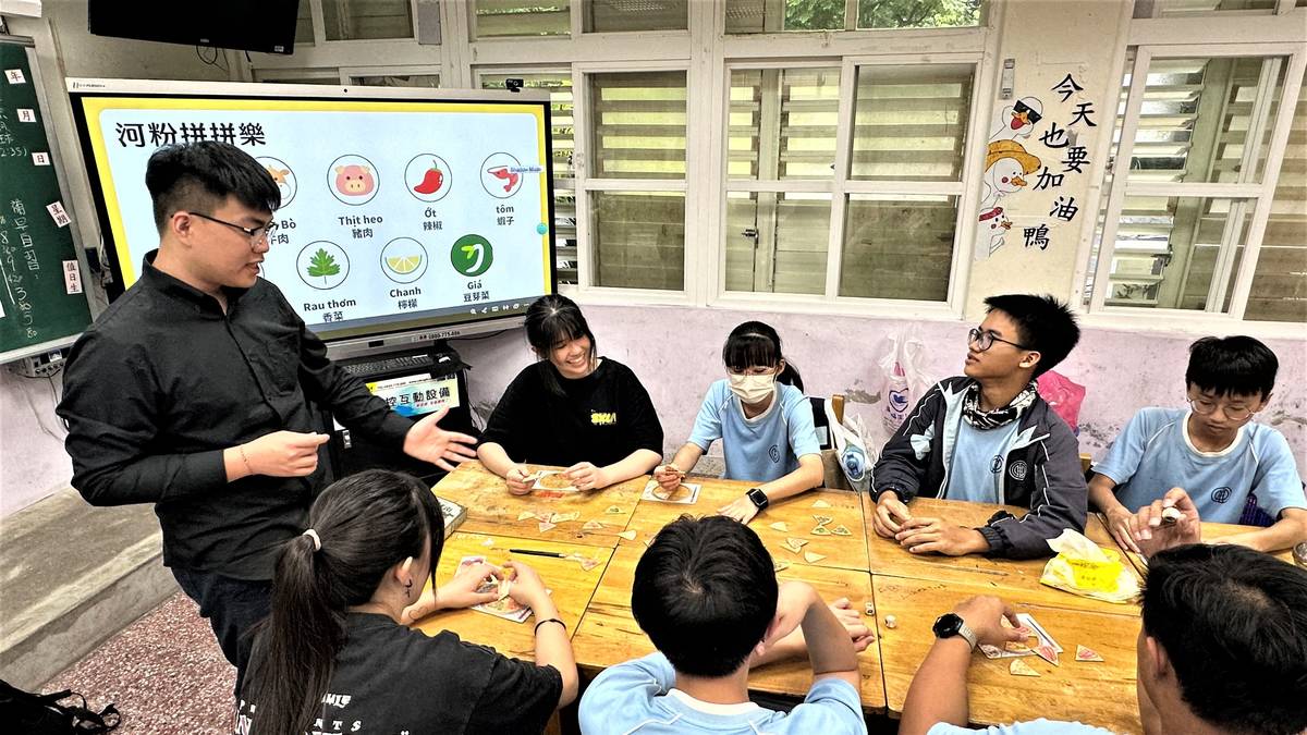 新二代種子黃晨凱講師(左)到雙溪高中國中部入班教學