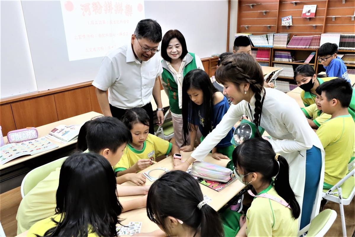 新二代王靜宜講師(右二)帶領學生進行《心早越南》桌遊的教學