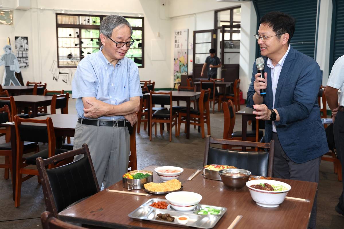 現地展〈大禮堂的職工生活〉呈現職工的早、午餐點搭配及飲食文化，逼真的食物模型讓文化部長李遠（左）嘖嘖稱奇，直呼真假難辨。(文化部提供)