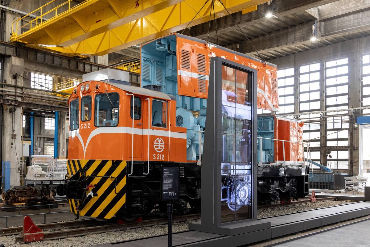柴電劇場「柴電機車的運作」，結合實體車輛及動畫，讓觀眾深入了解驅使S212柴電機車運行的引擎、主發電機、牽引馬達等內部構件，環環相扣的運轉原理。(文化部提供)