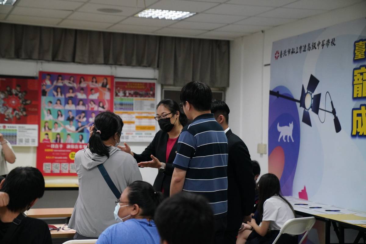 企業代表在說明會現場回答家長的疑問