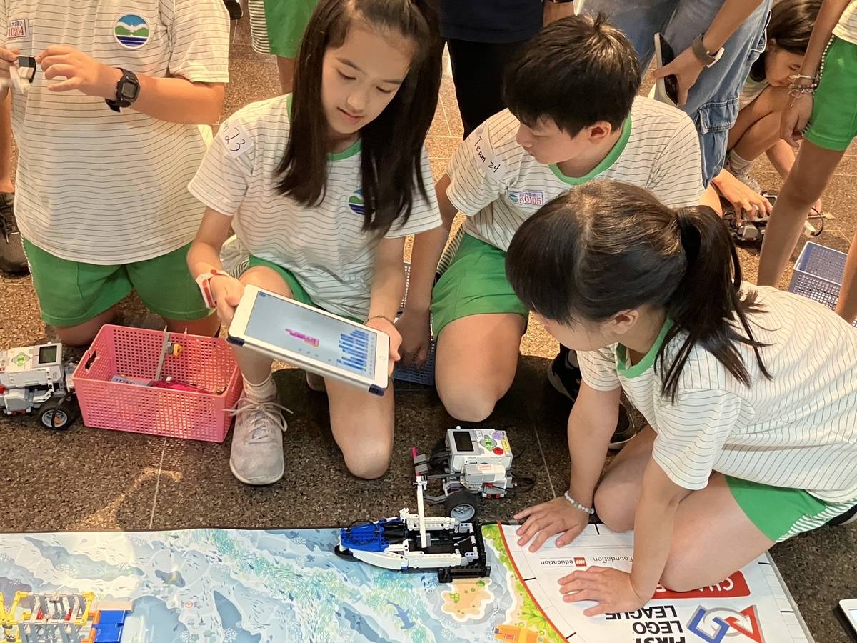 大湖國小學生透過平板修改程式