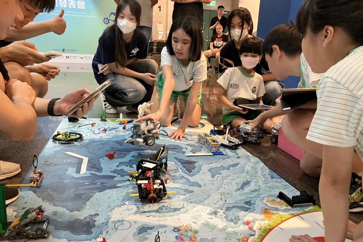 臺北市教育局「小小工程師培育計畫」成果發表會，模擬樂高機器人挑戰賽「潛海探索」任務