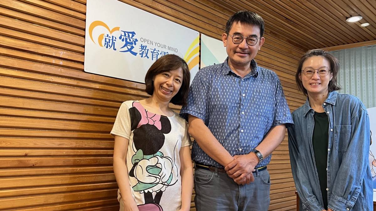 圖中為高空大健康管理與促進學系系主任蔡宗哲與圖左為健康促進學系助理教授黃鈺婷老師