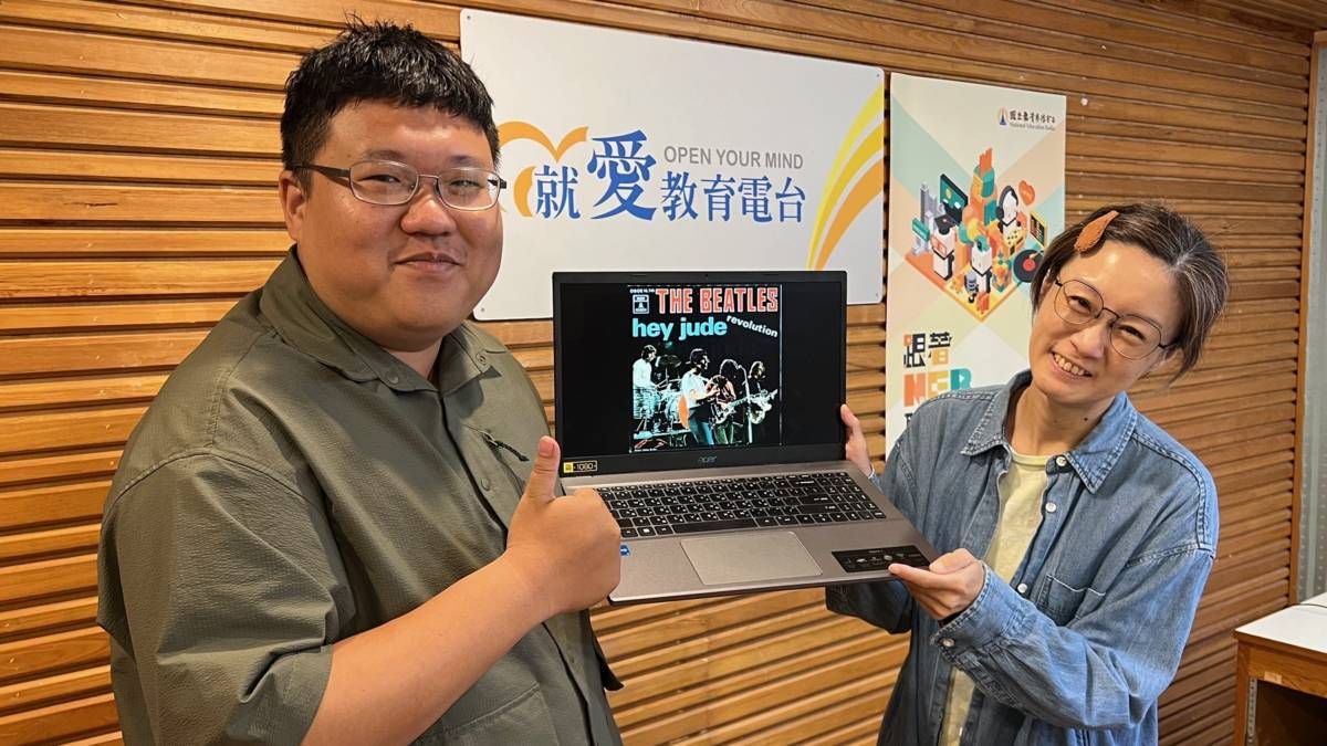 圖左為高雄市鎮港園社區大學英文老師Mark
