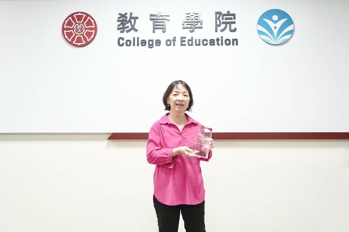國立臺灣師範大學教育心理與輔導學系特聘教授、教育學院院長田秀蘭，今年6月榮獲美國生涯發展學會（NCDA, National Career Development Association）頒發終身成就獎（Eminent Career Award），不但成為臺灣首位獲此殊榮的學者，更是該學會創立百餘年來，美國以外的第二位外籍學者獲此最高榮譽。(臺師大提供)