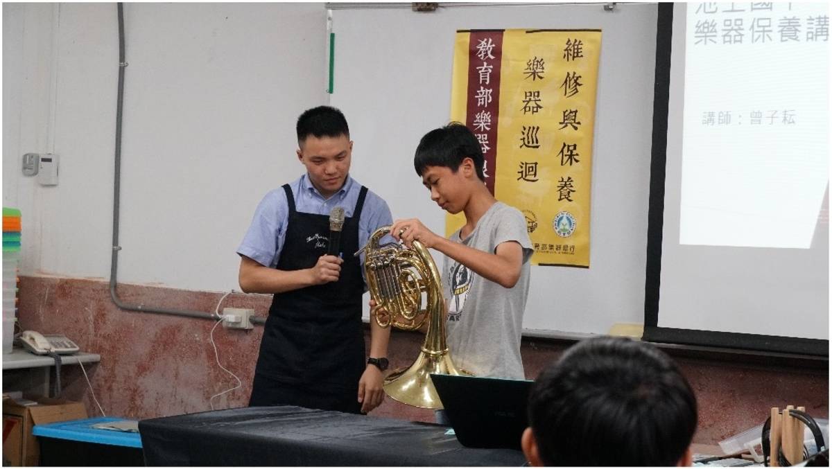樂器銀行舉辦管樂器維修保養講座 學生實作樂器清潔保養