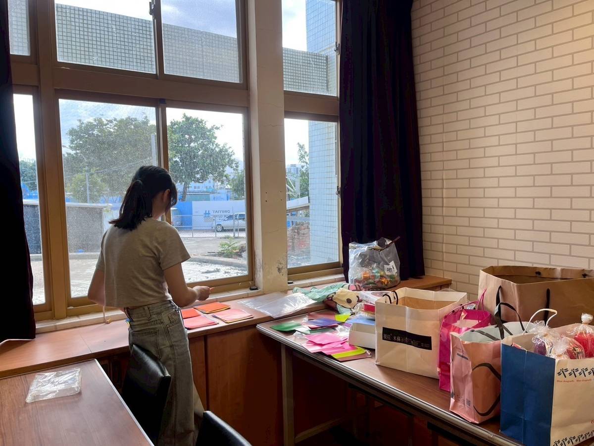 準備前往尼泊爾擔任教育志工的教學教材