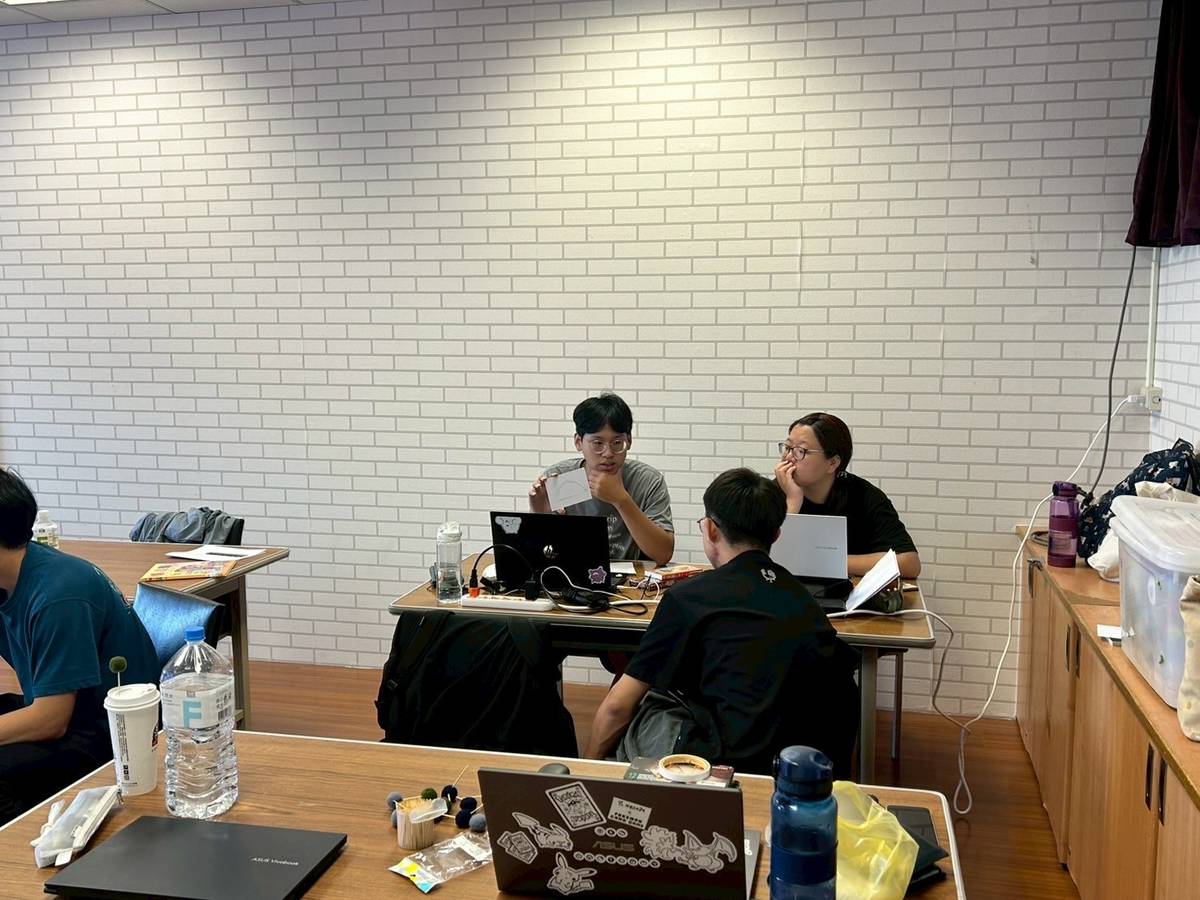 同學們集訓討論教學內容