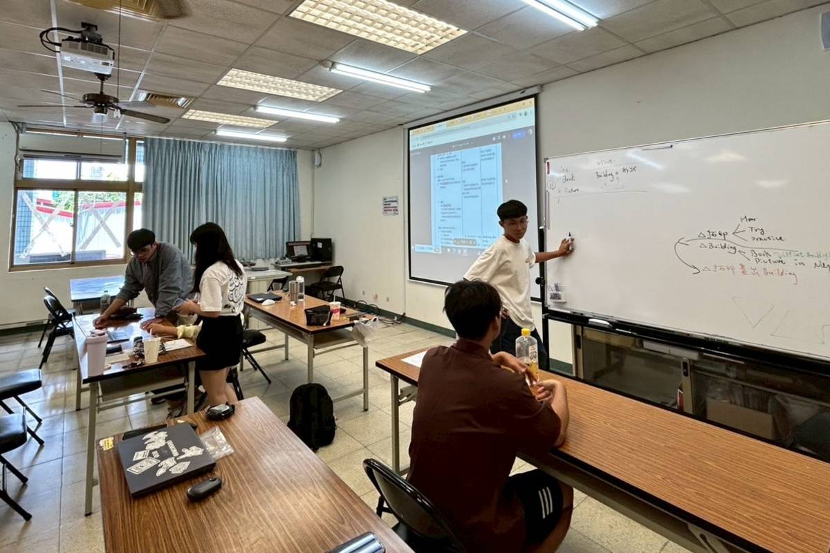 同學們集訓為教學做預備