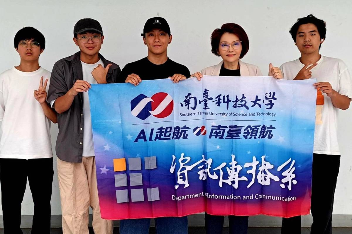 南臺科大學資傳系梁丹青老師與榮獲銅質獎作品《信》的學生團隊成員徐秉頡、莊為杰、游胤寯與林康政開心合影，展現師生齊心創作的成果。