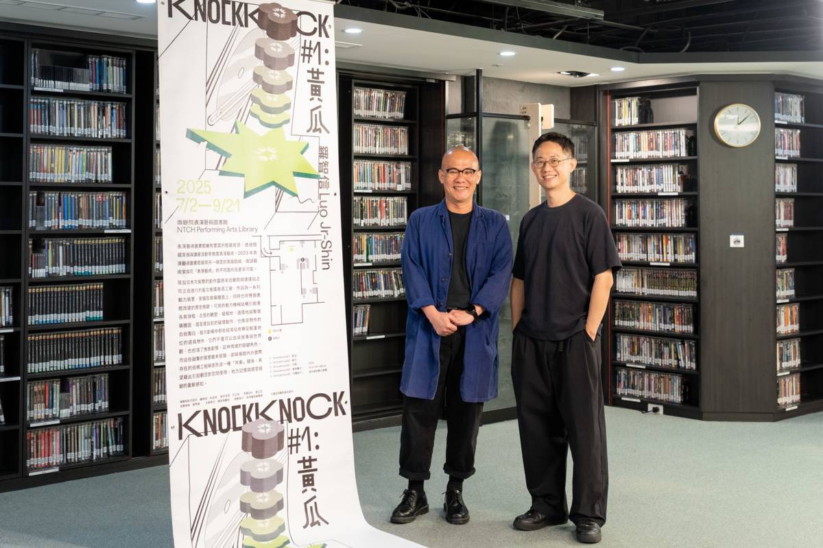 國家兩廳院表演藝術圖書館 2025年邀請國內知名當代藝術家羅智信創作全新作品《KnockKnock#1_ 黃瓜》（左起)國家兩廳院公共溝通部經理王統生，藝術家羅智信(國家兩廳院提供)