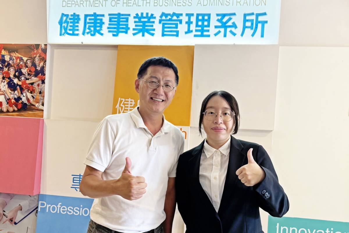 弘光科大健管系副主任張炳華（左）指導碩士生徐毓鍰（右）研究以「健康信念模式」為理論架構，研究影響民眾五癌篩檢意願的關鍵因素。(圖:弘光科大提供）