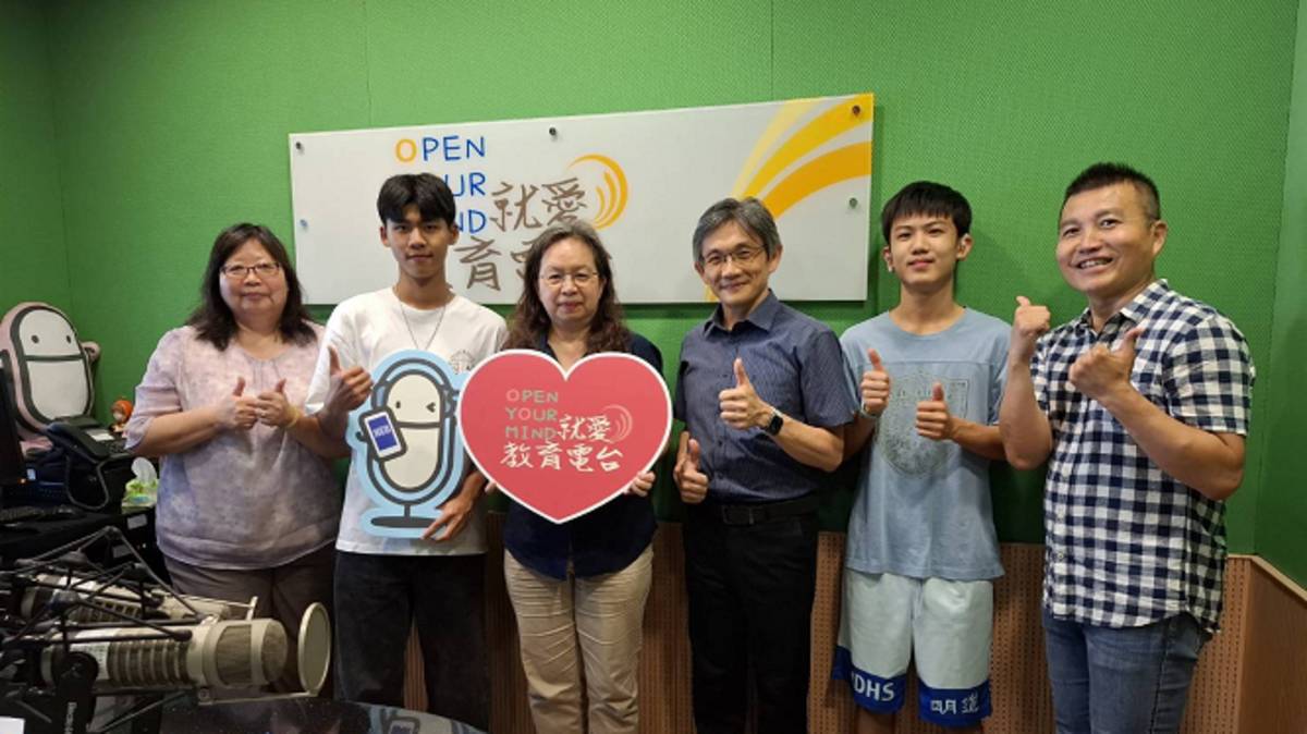 左起 明道中學副校長林雯琪 明道中學林弘侑同學 彰化高商周彰玫老師 明道中學賴尚宏老師 教育電台常罡合影 