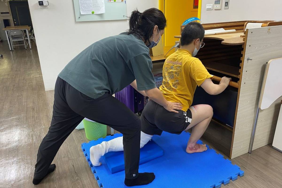 因打工遭到嚴重燙傷的小青忍痛復健，期盼恢復正常行走能力