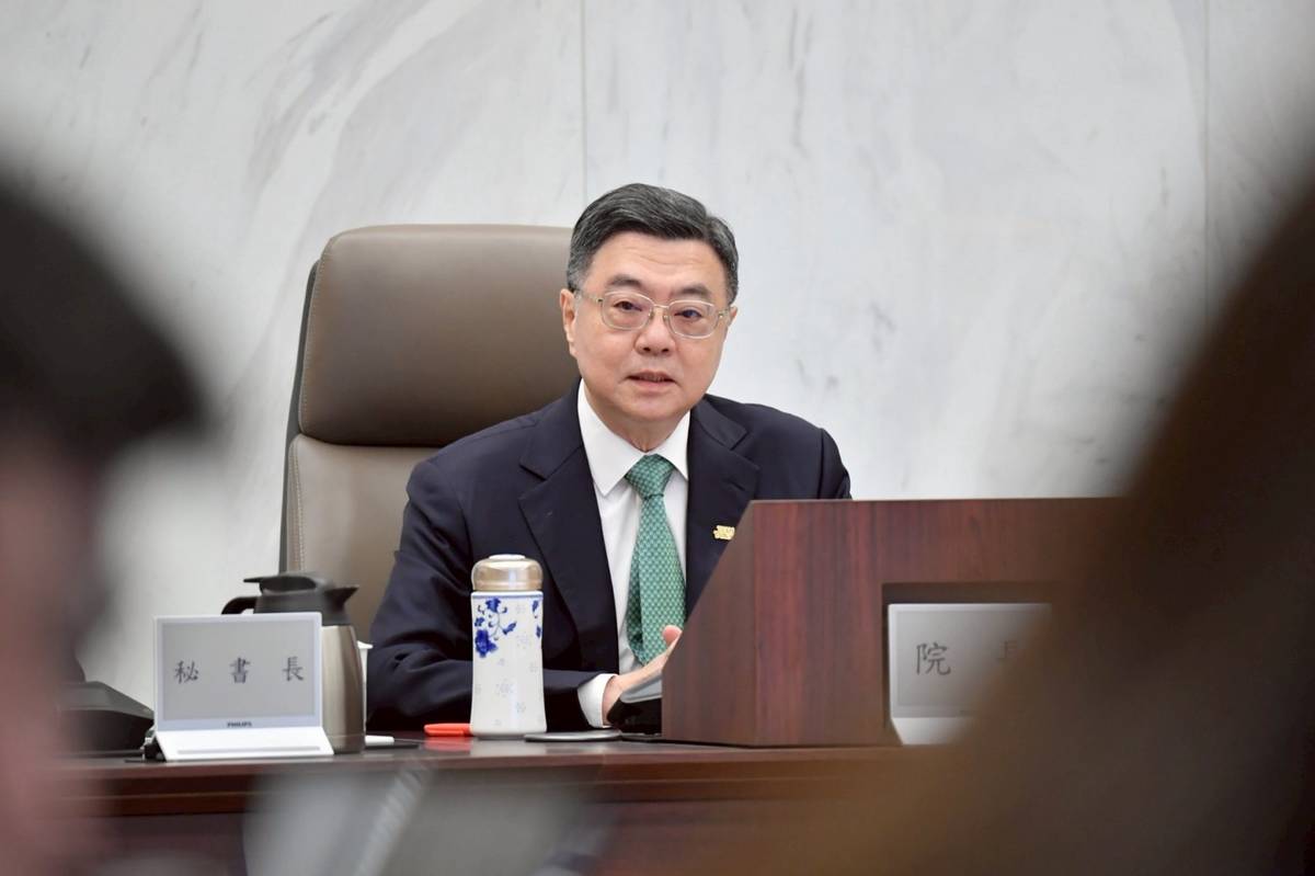 行政院院長卓榮泰主持院會，指示治安工作及社會安全工作在暑期是工作高峰，請各部會偕同地方政府加強辦理四大查緝重點，使青少年免於安全危害。(行政院提供)