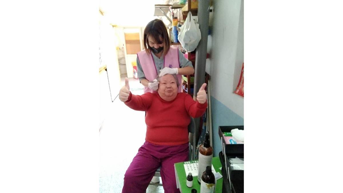 吳美玲，用一雙手，為失明的阿嬤帶來觸碰的溫度