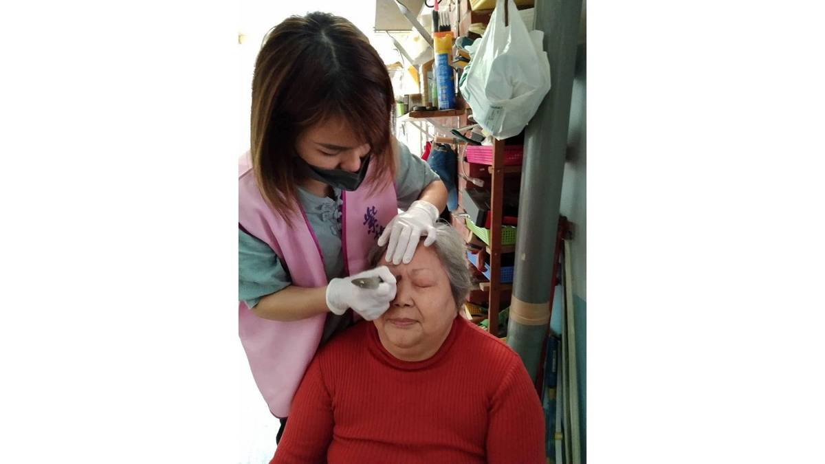 吳美玲，用一雙手，為失明的阿嬤帶來觸碰的溫度