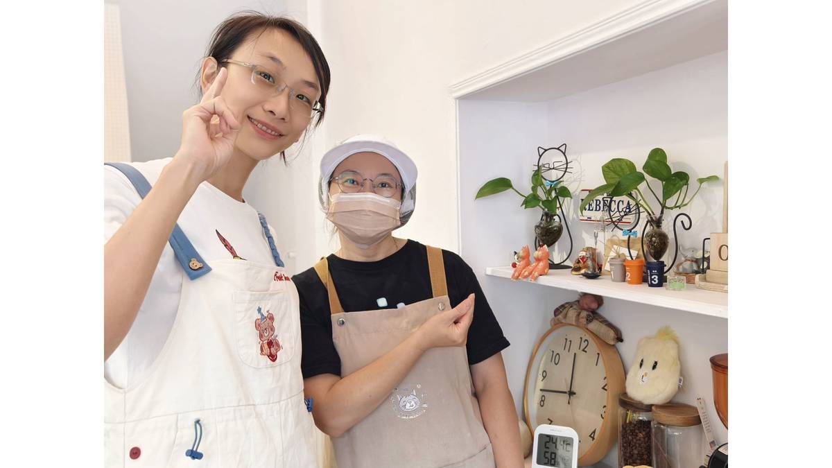 在麵粉飛舞的工作室裡，隱藏著一個讓人驚喜的秘密。社區媽媽 蘇蓉子(左)，蔡珮珮(右)。