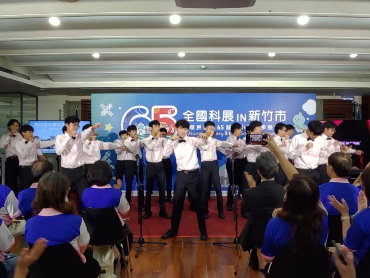 新竹市三民國中合唱團表演