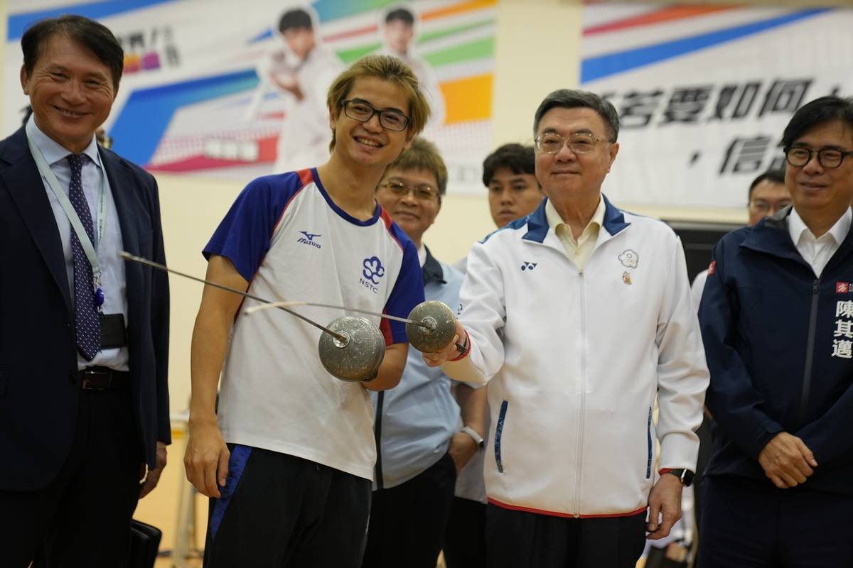 行政院卓榮泰院長(右2)訪視擊劍隊時，陳柏槐教練(右3)與院長介紹擊劍。