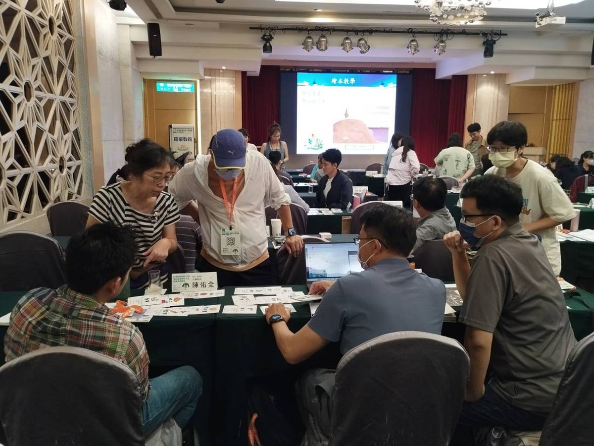 國立臺中教育大學林素華副教授帶領研習學員進行環境教育議題分組討論